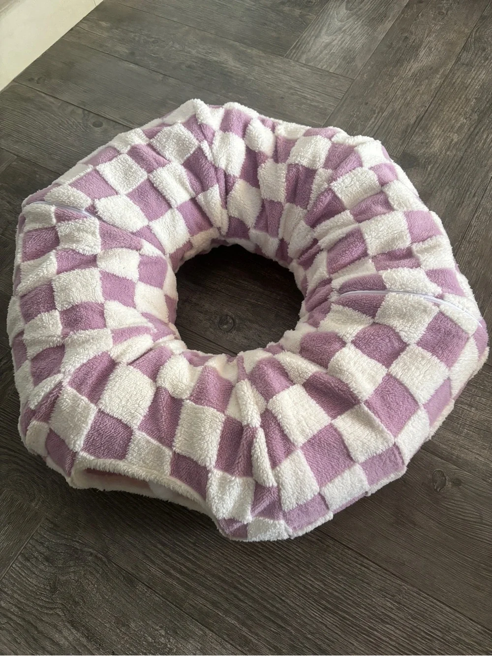 Plush Checkered Pet tunnel Bed in Lavender and White